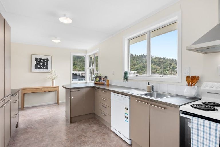 Photo of property in 4 Thomson Grove, Stokes Valley, Lower Hutt, 5019