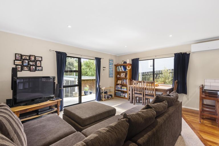 Photo of property in 2/20 Kamara Road, Glen Eden, Auckland, 0602