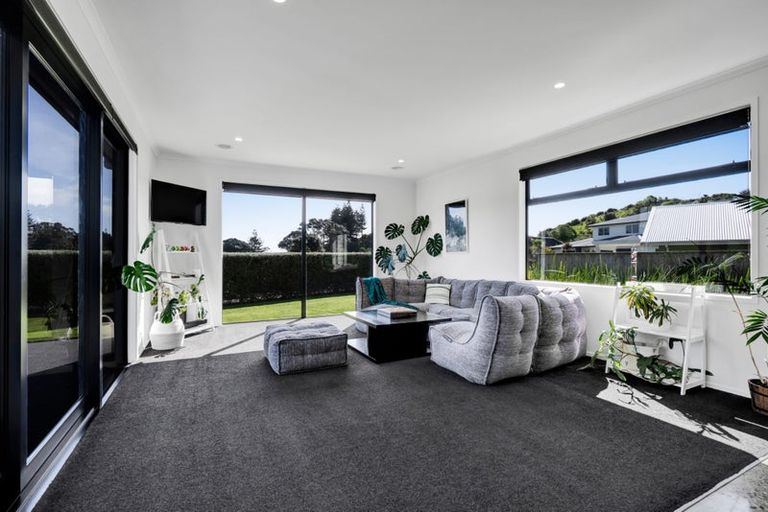 Photo of property in 6 Pebble Beach Court, Waiwhakaiho, New Plymouth, 4312