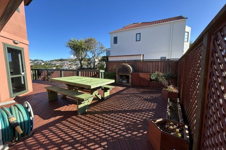 Photo of property in 6 Bennett Grove, Newlands, Wellington, 6037