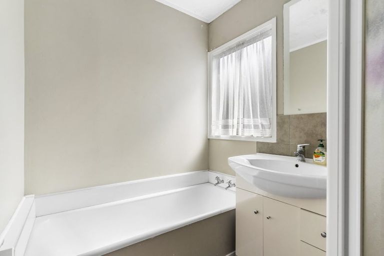 Photo of property in 52 Keegan Drive, Massey, Auckland, 0614