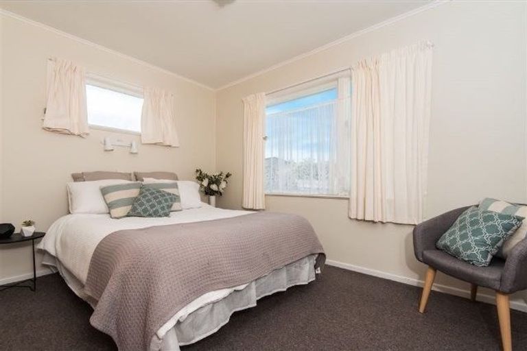 Photo of property in 21 Quigley Street, Newlands, Wellington, 6037