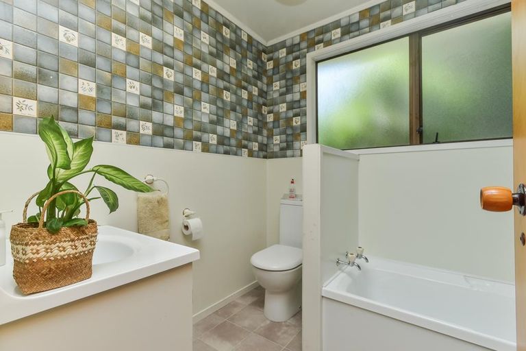 Photo of property in 10 Glenbervie Crescent, Massey, Auckland, 0614