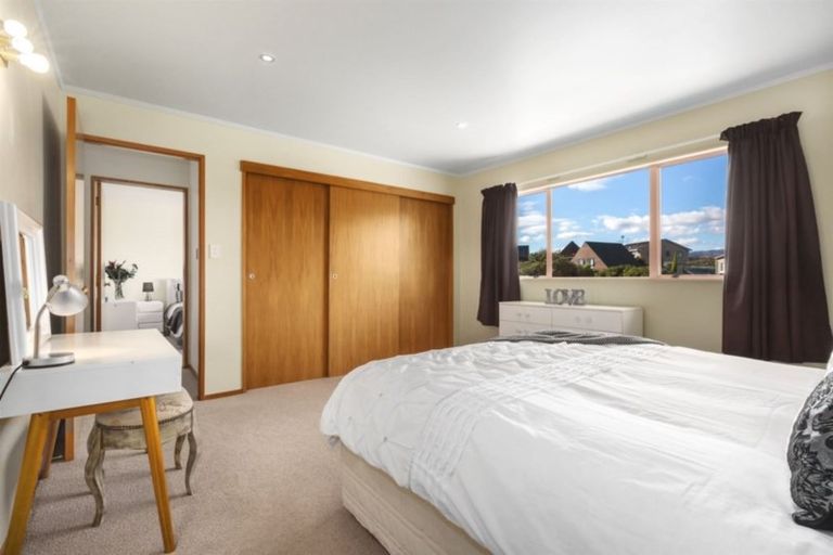 Photo of property in 48 Molyneux Close, Whitby, Porirua, 5024