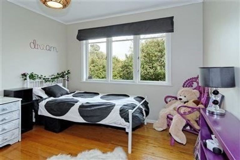 Photo of property in 24 Cutler Street, New Lynn, Auckland, 0600