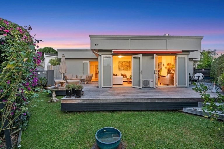 Photo of property in 2/7 Morton Avenue, Forrest Hill, Auckland, 0620