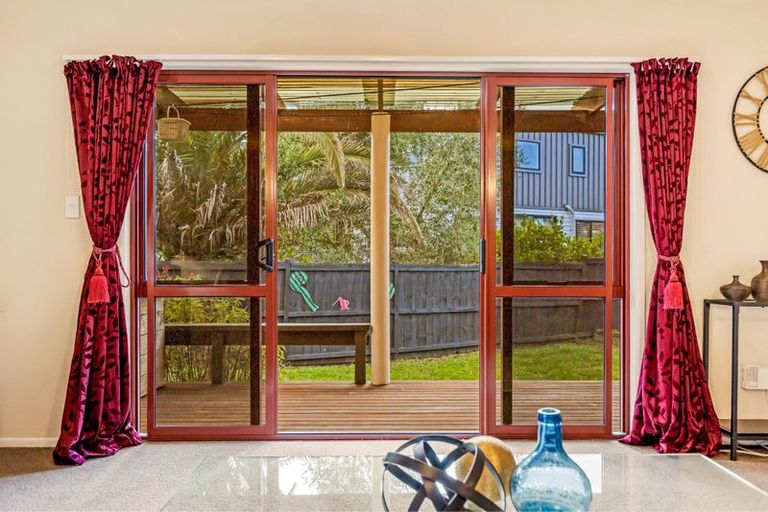 Photo of property in 9 Queen Natalie Place, Massey, Auckland, 0614