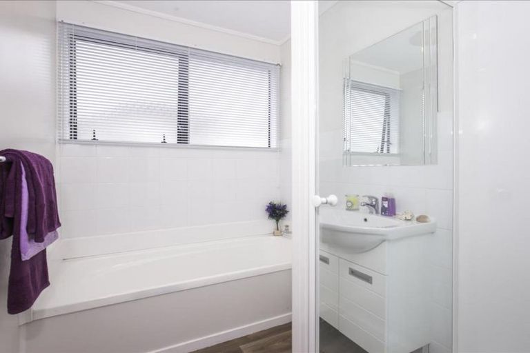 Photo of property in 166 Solar Road, Glen Eden, Auckland, 0602