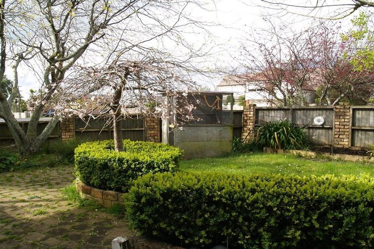 Photo of property in 2a Waller Avenue, Bucklands Beach, Auckland, 2012