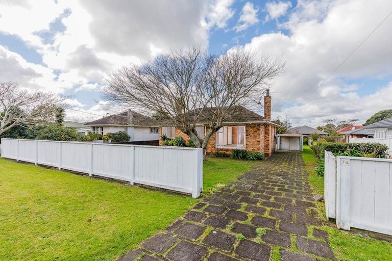 Photo of property in 74 Neil Avenue, Te Atatu Peninsula, Auckland, 0610