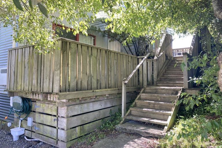 Photo of property in 186 Newlands Road, Newlands, Wellington, 6037