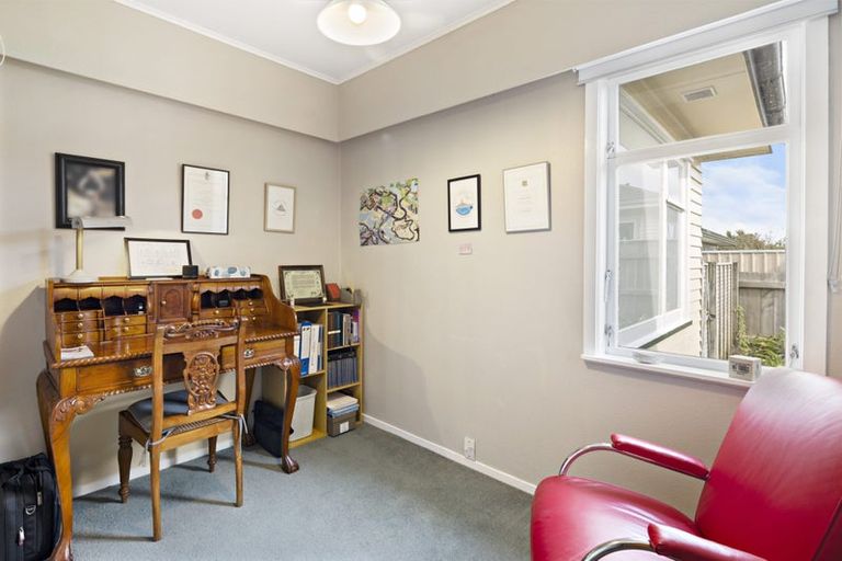 Photo of property in 1 Pinkerton Grove, Newlands, Wellington, 6037