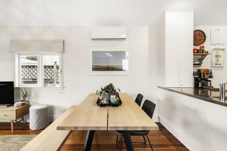 Photo of property in 18 Apu Crescent, Lyall Bay, Wellington, 6022