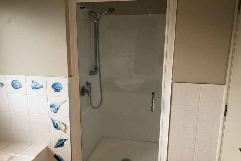 Photo of property in 11 Siena Place, Te Atatu Peninsula, Auckland, 0610