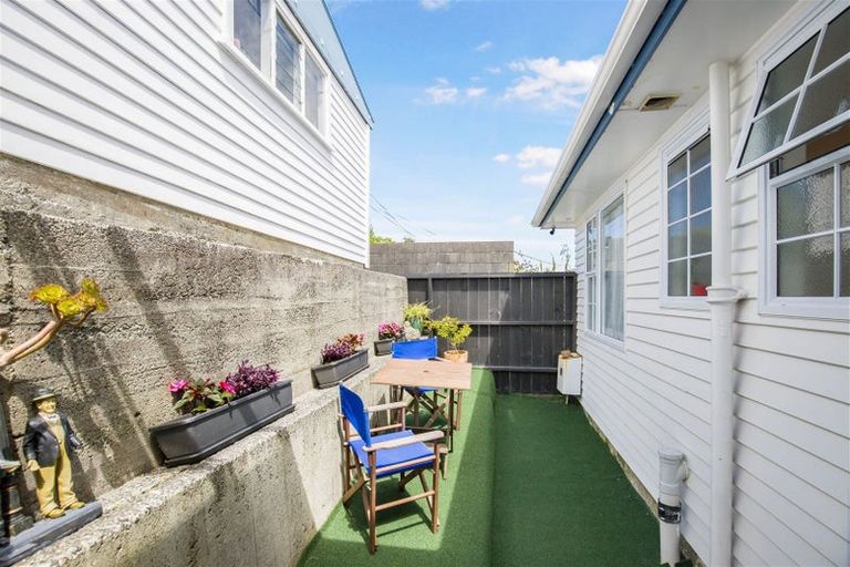 Photo of property in 45 Turville Crescent, Newlands, Wellington, 6037