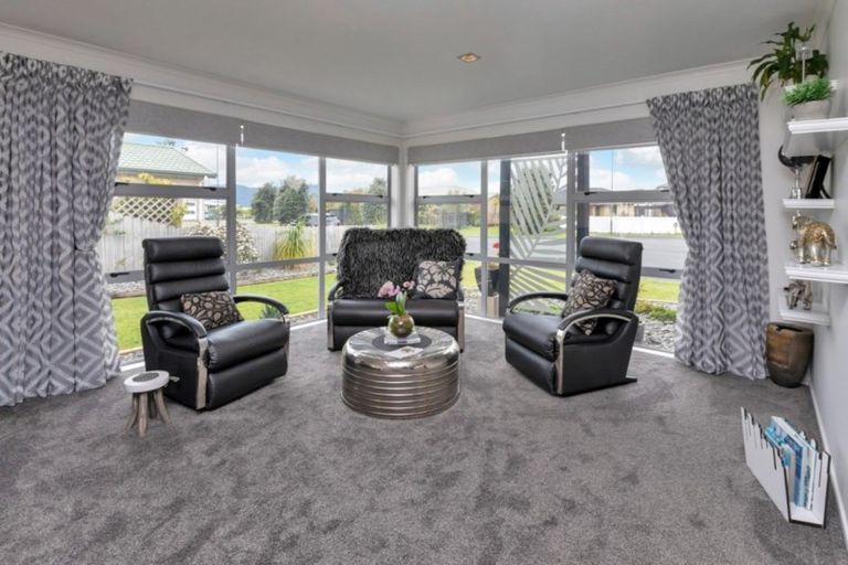 Photo of property in 18 Resolution Place, One Tree Point, 0118