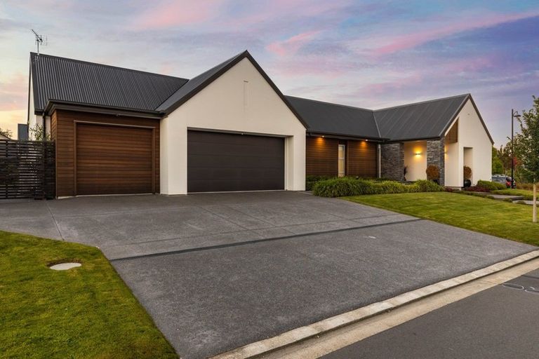 Photo of property in 2 Greenbank Place, Parklands, Christchurch, 8083