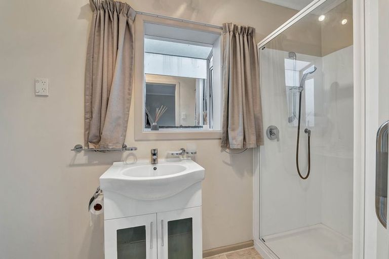 Photo of property in 111 Pioneer Road, Moturoa, New Plymouth, 4310