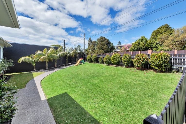 Photo of property in 1 Newington Road, Henderson, Auckland, 0612