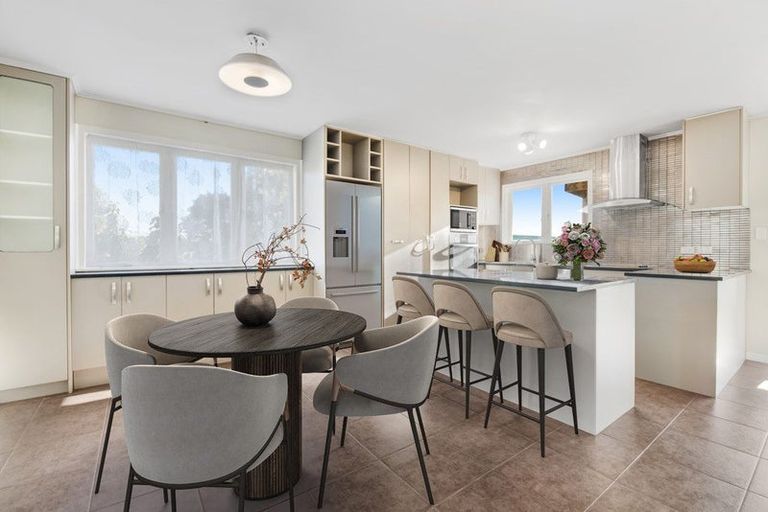 Photo of property in 9 Hand Road, Helensville, 0800