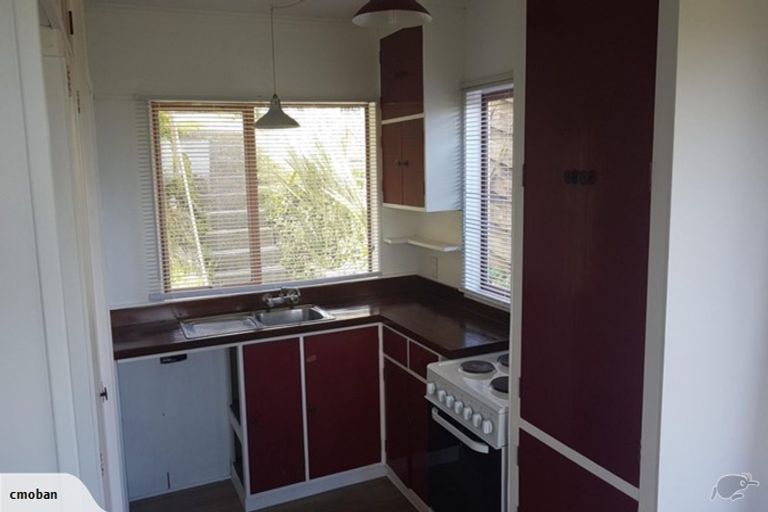 Photo of property in 8b Middlesex Place, Northland, Wellington, 6012