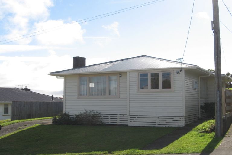 Photo of property in 21 Kenmore Street, Newlands, Wellington, 6037