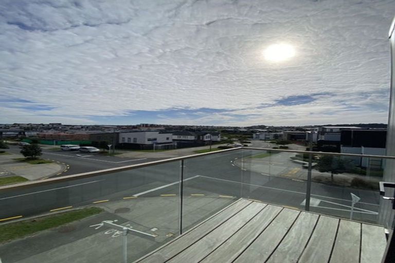 Photo of property in 21 Tahingamanu Road, Hobsonville, Auckland, 0616