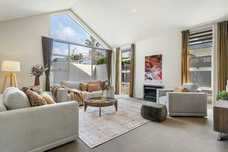 Photo of property in 19 English Oak Drive, Schnapper Rock, Auckland, 0632