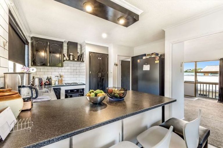 Photo of property in 84 Pioneer Road, Moturoa, New Plymouth, 4310