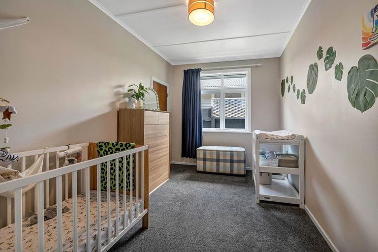 Photo of property in 33 Turakina Street, Merrilands, New Plymouth, 4312