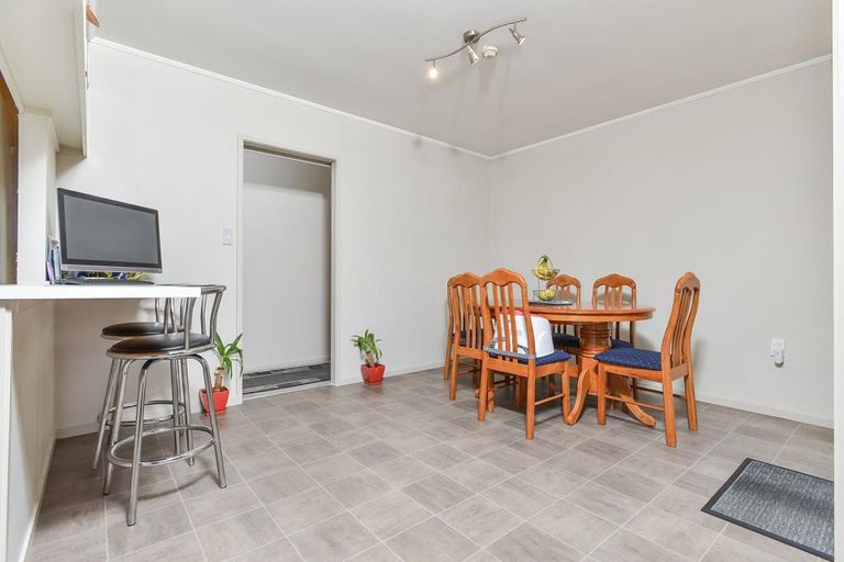 Photo of property in 10 Glenbervie Crescent, Massey, Auckland, 0614