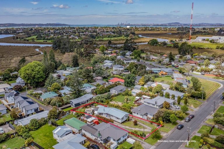 Photo of property in 24 Huruhuru Road, Massey, Auckland, 0614