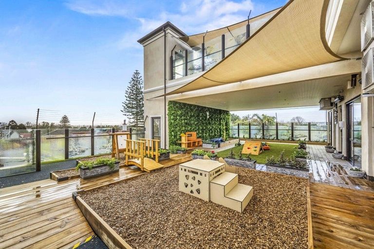 Photo of property in 3145 Great North Road, New Lynn, Auckland, 0600