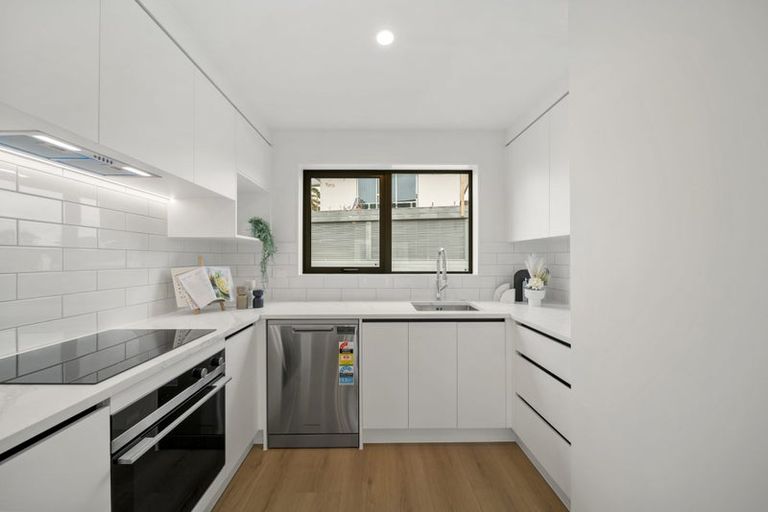 Photo of property in 3/1088 Beach Road, Torbay, Auckland, 0630
