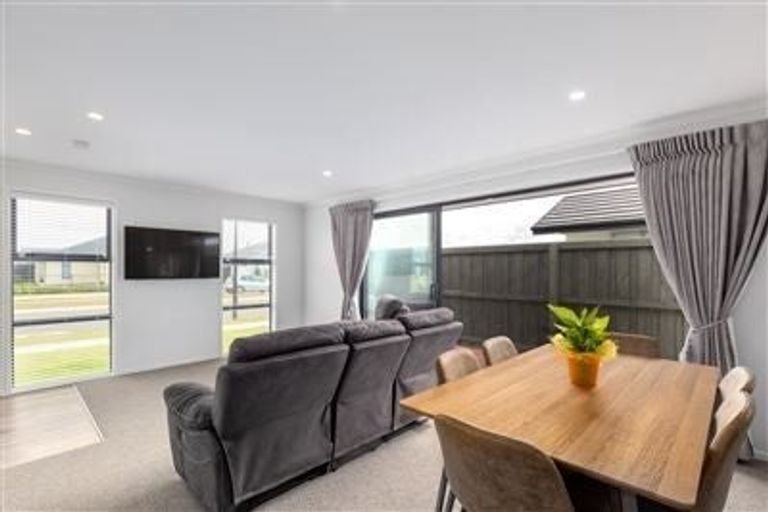 Photo of property in 16 Northmoor Boulevard, Rolleston, 7615