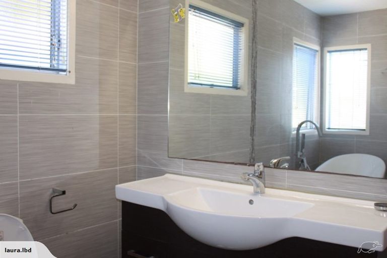 Photo of property in 29 Santiago Crescent, Unsworth Heights, Auckland, 0632