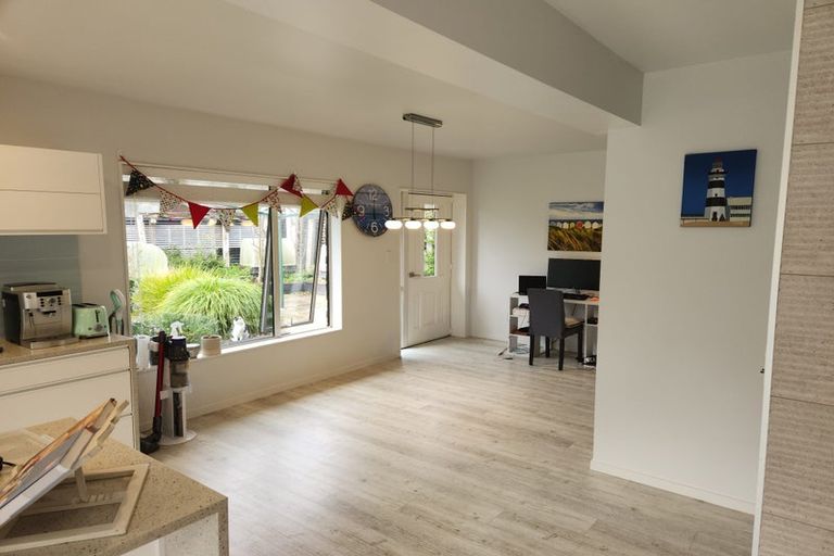 Photo of property in 7a Lesley Grove, Waikanae, 5036