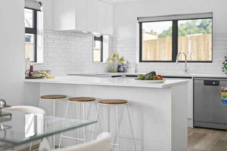 Photo of property in 6 Ballyalton Crescent, Flat Bush, 2019