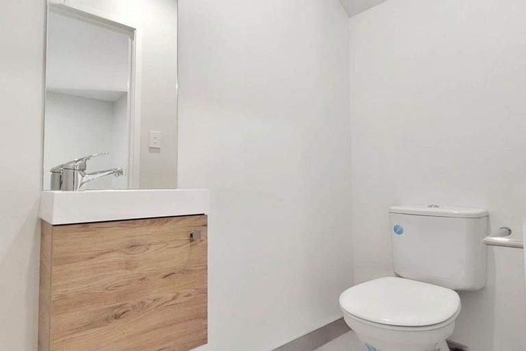 Photo of property in 2 Mikoikoi Crescent, Mangere Bridge, Auckland, 2022