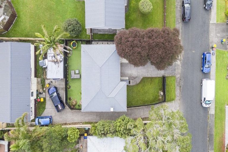 Photo of property in 1/17 Crystal Avenue, Glendene, Auckland, 0602