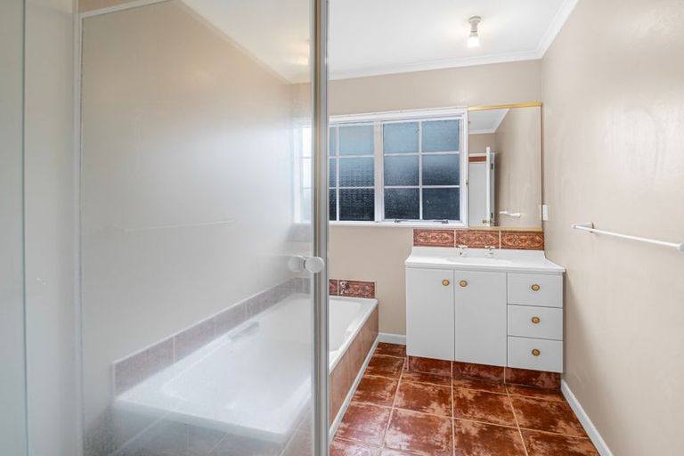 Photo of property in 16 Rosebank Avenue, Kelvin Grove, Palmerston North, 4414