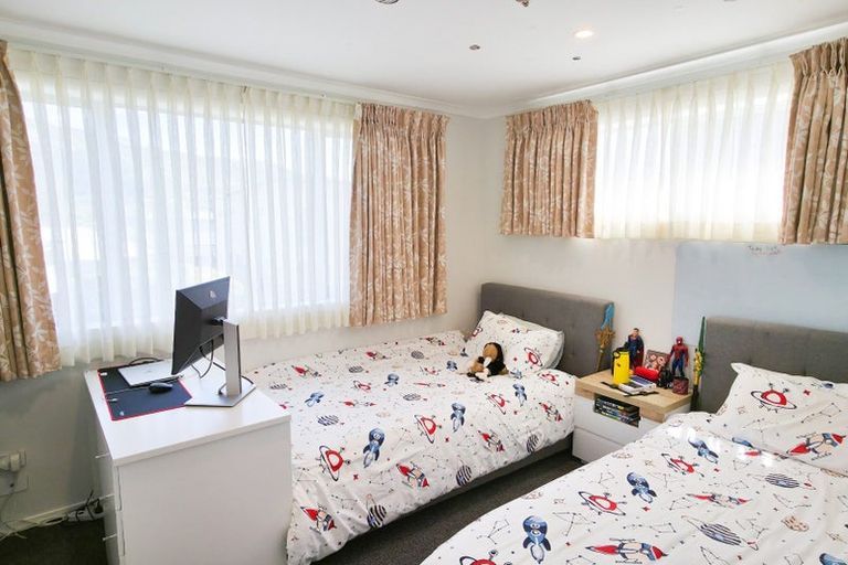 Photo of property in 36 Bluff Road, Kenepuru, Porirua, 5022