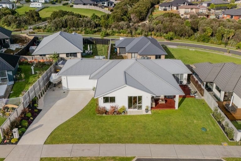 Photo of property in 32 Omahuru Road, Glenbrook, 2681