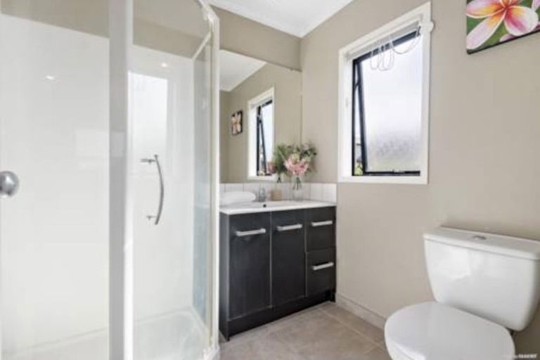 Photo of property in 13 Sonoma Crescent, Oteha, Auckland, 0632