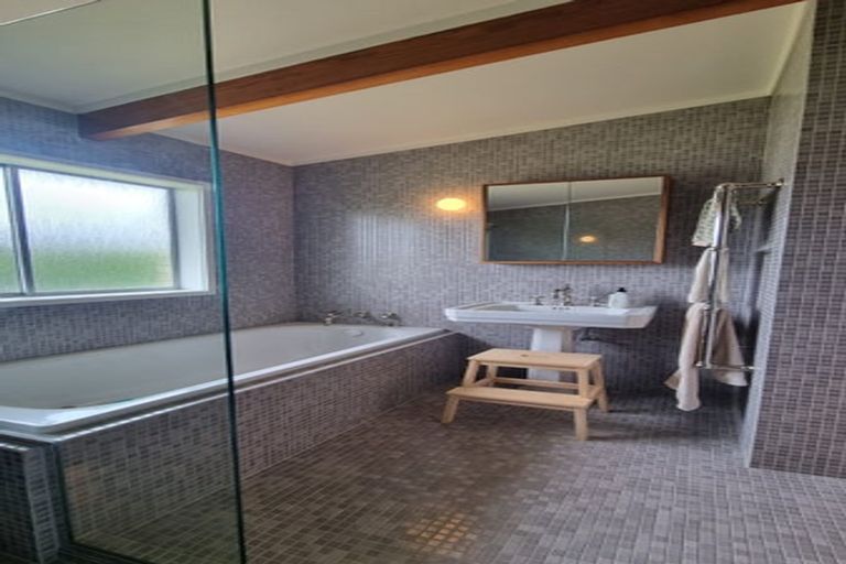 Photo of property in 15 Dawnhaven Drive, Te Atatu Peninsula, Auckland, 0610