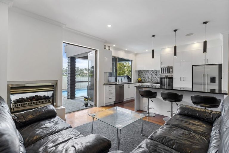 Photo of property in 73 Waldorf Crescent, Orewa, 0931
