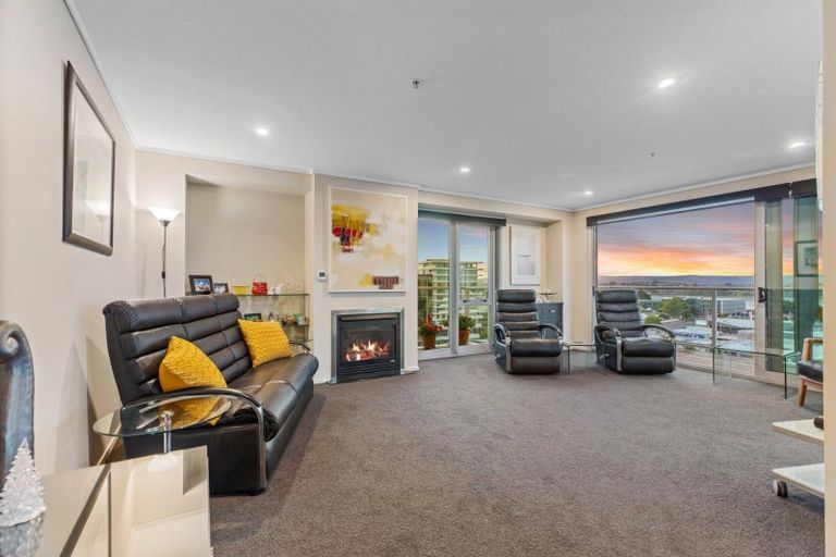 Photo of property in 72 Devonport Road, Tauranga, 3110