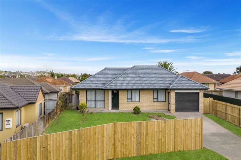 Photo of property in 13 Eroni Clarke Close, Flat Bush, Auckland, 2019