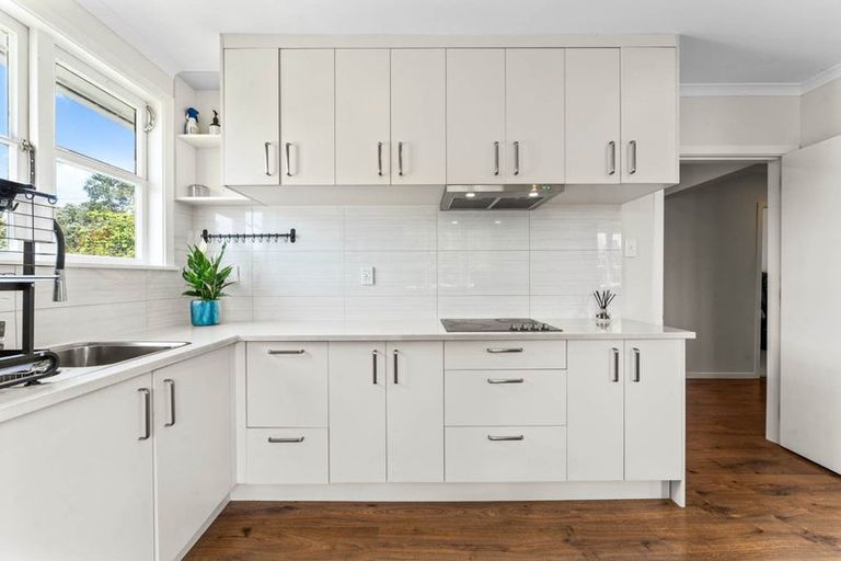 Photo of property in 37 Queen Mary Avenue, New Lynn, Auckland, 0600