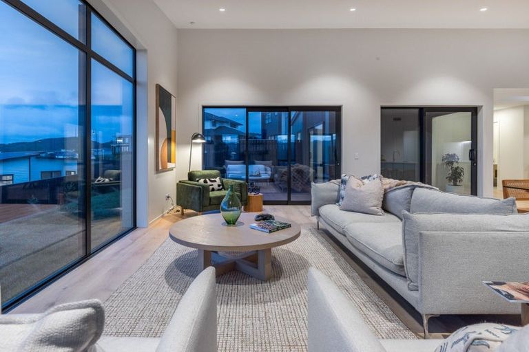 Photo of property in 6 Okupe Grove, Aotea, Porirua, 5024